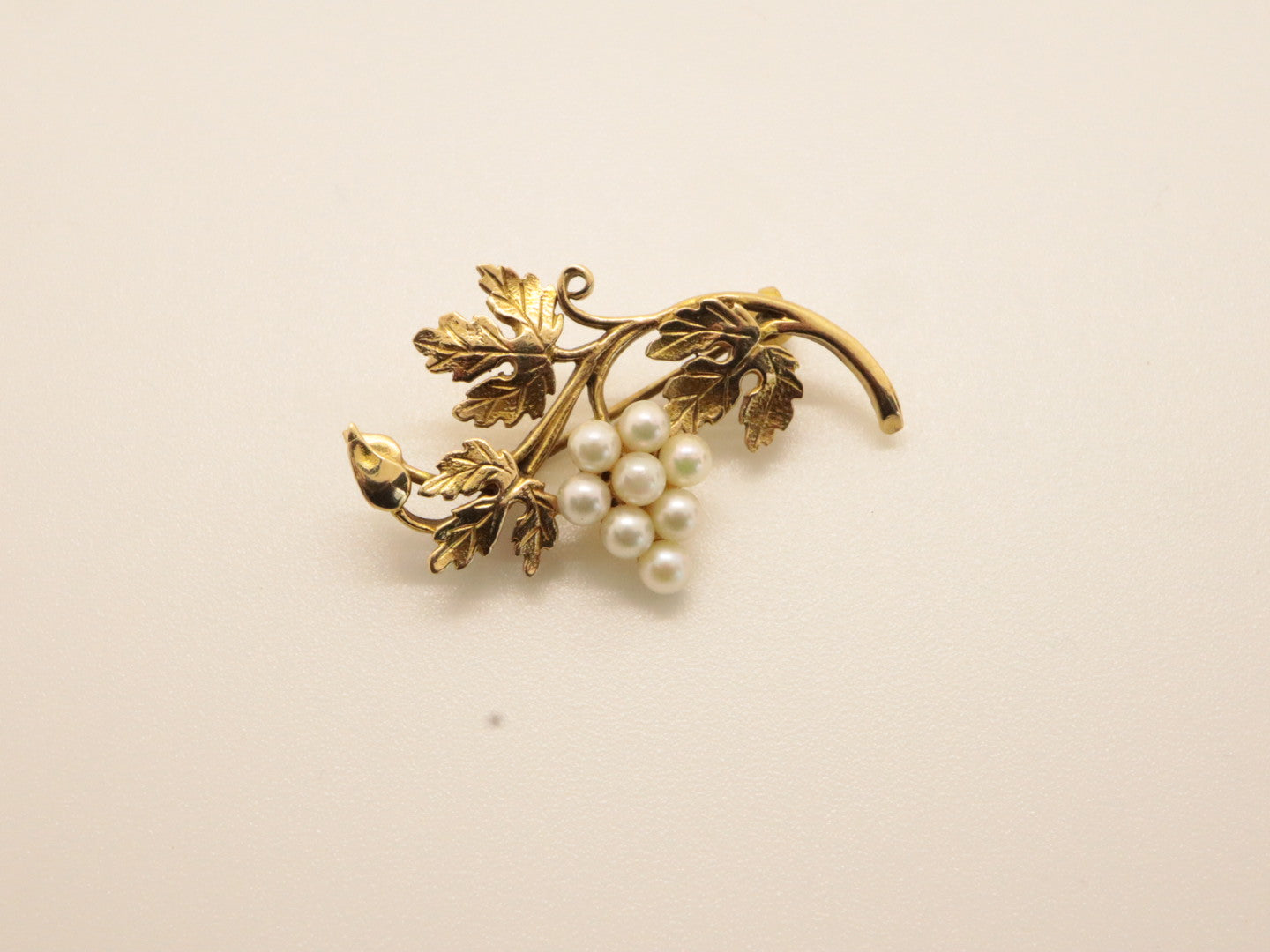 イギリスアンティークブローチ 9ct VINE+リアルパール グレープ